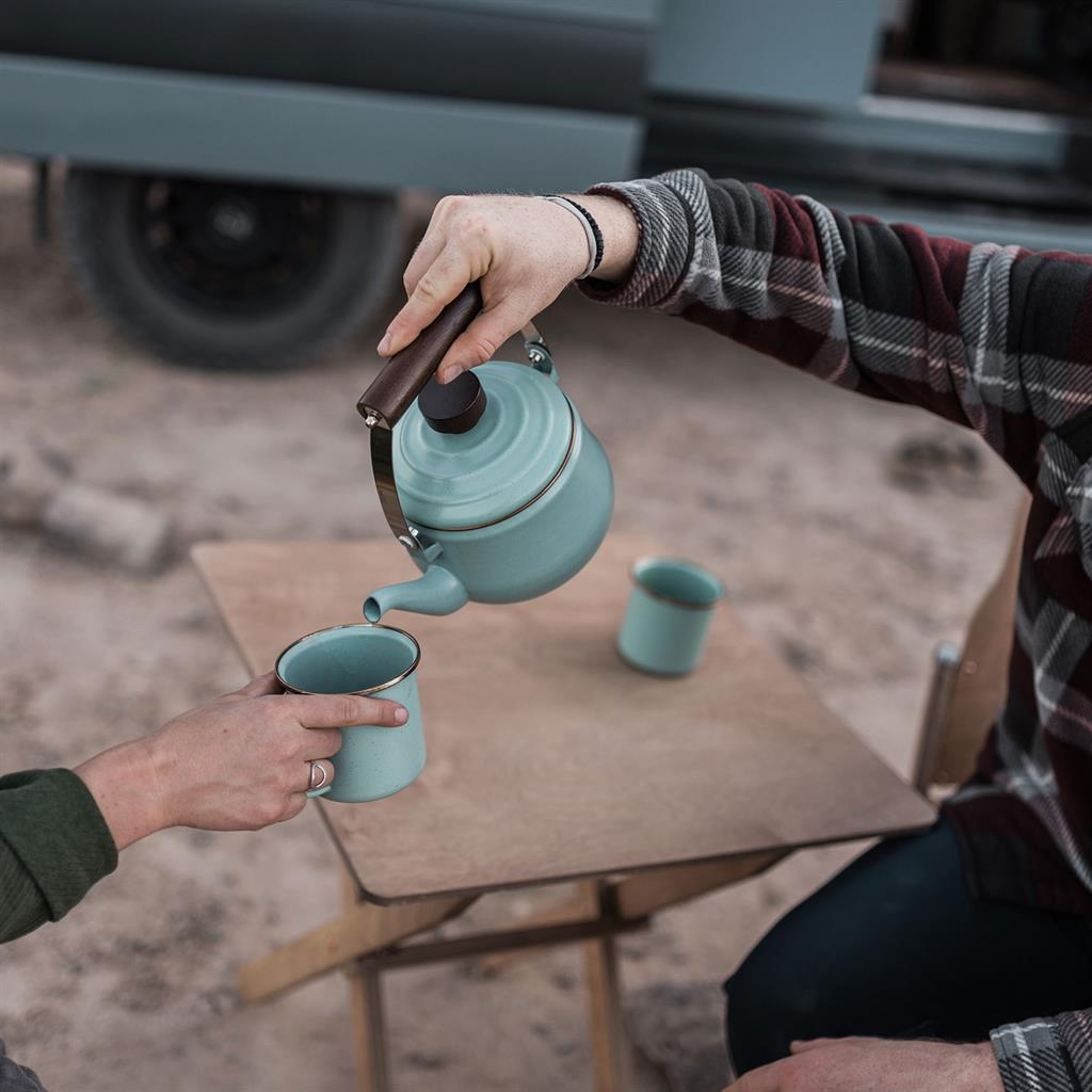 Чайник BAREBONES с орехова дръжка в цвят мента