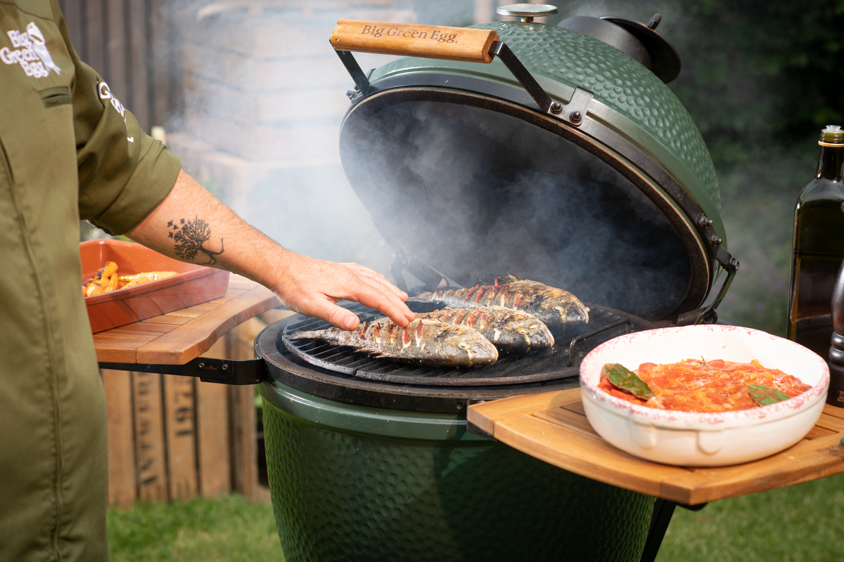Big Green Egg със стойка и масички - Image 9